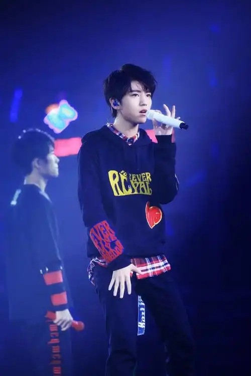 tfboys王俊凯帅气舞台照图片