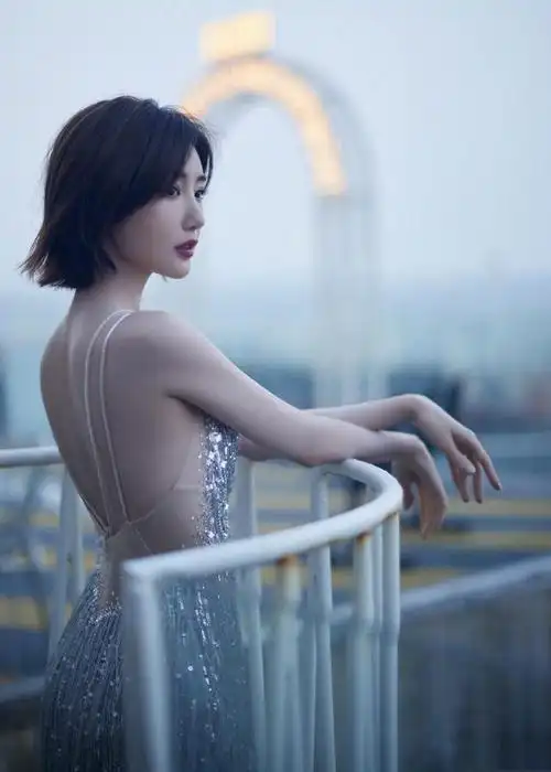 毛晓彤才是"礼服女王",穿深v流苏裙高贵迷人,腰臀比太惊艳