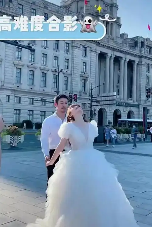 主持人万蒂妮和老公在外滩拍婚纱照,俩人准备要二胎前的留念