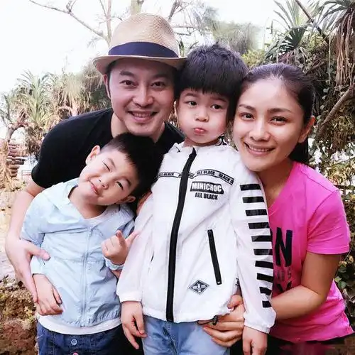 沙溢一家四口好幸福,穿亲子装十分时尚,搭配都很用心|西装|正装|军训