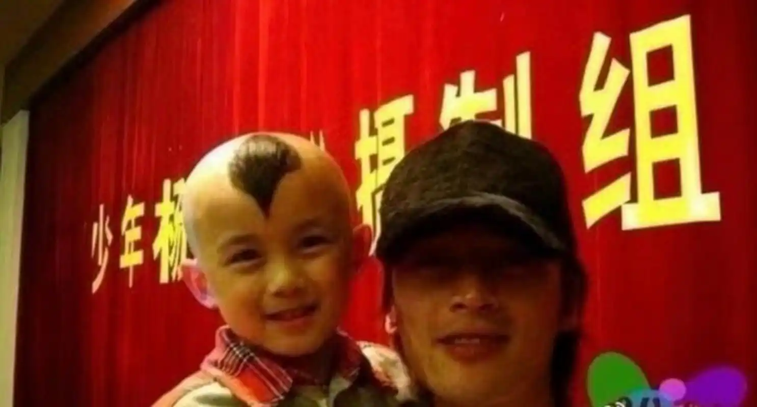 胡歌红毯上把吴磊抱起来了#  胡歌对吴磊还真的是从小抱大啊.