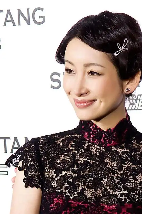 秦海璐复古旗袍造型出席时尚秀