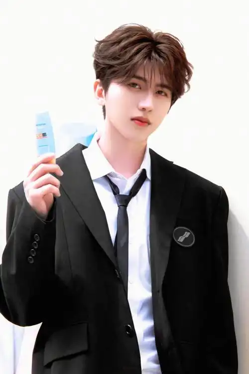 蔡徐坤超话#蔡徐坤#蔡徐坤氛围感 蔡徐坤壁纸[吃馕]