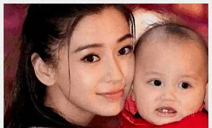 离婚后黄晓明首谈杨颖,儿子肺炎母亲摔伤,根本没人帮忙带娃_海绵_父母