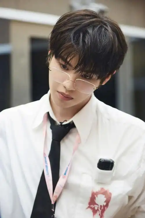 密逃4白衬衫造型剧照#黄明昊密逃最新剧照曝光,白衬衫黑领带戴眼镜