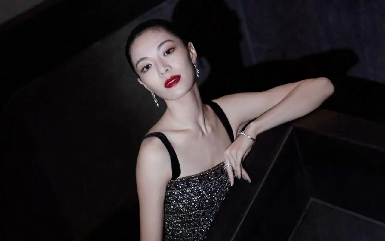 《我们的美好生活》中,钟楚曦和蔡少芬的年龄对话引发思考.