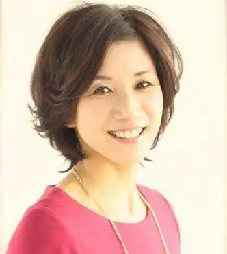 时下较流行的50岁中老年女士烫发发型时尚又端庄