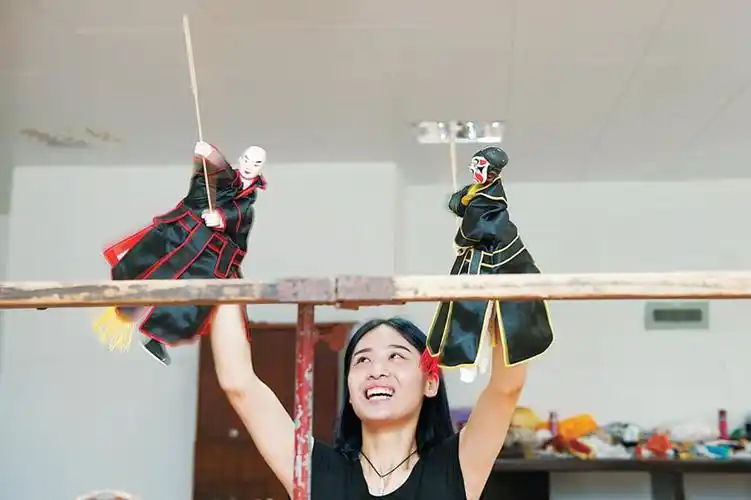 传掌中技 承木偶情