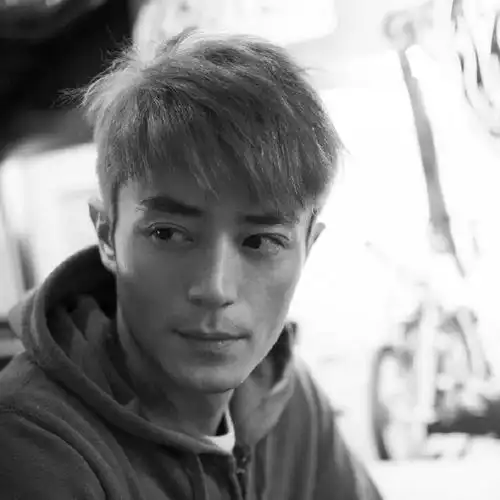 冷艳男霍建华戏外帅气发型 清爽利落时尚吸睛