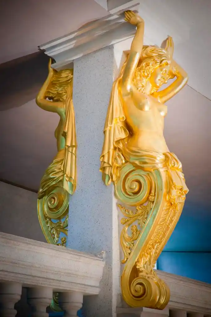 天花板下黄金雕像,天花板下黄金雕像