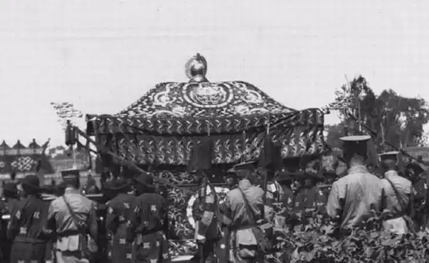 美国人拍摄的袁世凯葬礼现场图9为袁克定带领家人悲痛哀悼