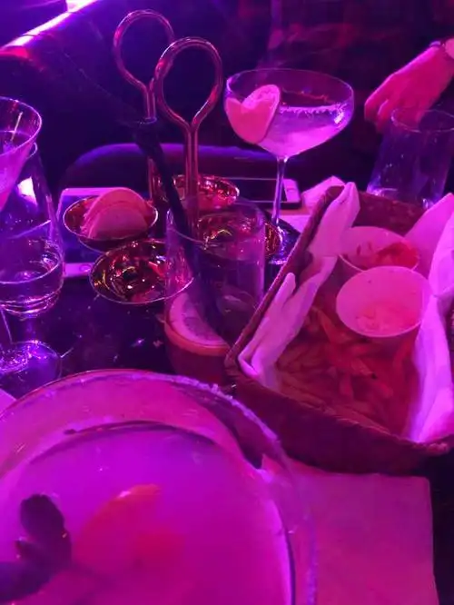 打分 以前常跟朋友去小坐的地方,演绎类酒吧.