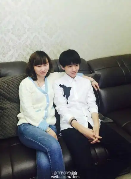 王俊凯易烊千玺王源的爸爸妈妈都是什么样子的?