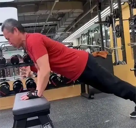 张丰毅健身画面曝光,68岁头发花白身子挺拔,肌肉完胜一众小鲜肉