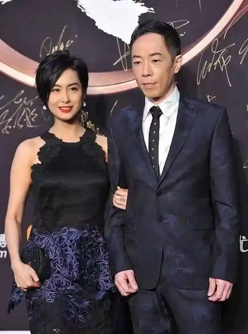 朱茵与黄贯中罕见同台,情侣装穿搭很甜蜜,朱茵小细腿很吸睛