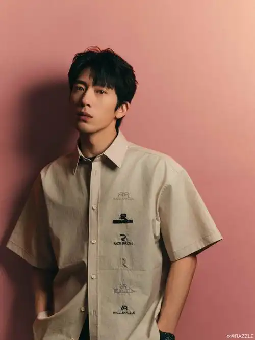 razzle品牌代言人井柏然#@井柏然演绎刺绣 logo 工装衬衫,休闲佬挝