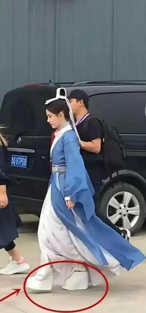 "的鞠婧祎惊艳,不穿暴露礼服却艳压群芳|红毯|关晓彤|大波浪_网易订阅