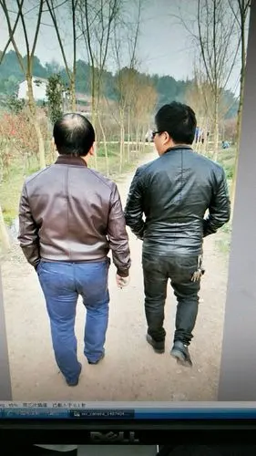 两兄弟的背影如此像