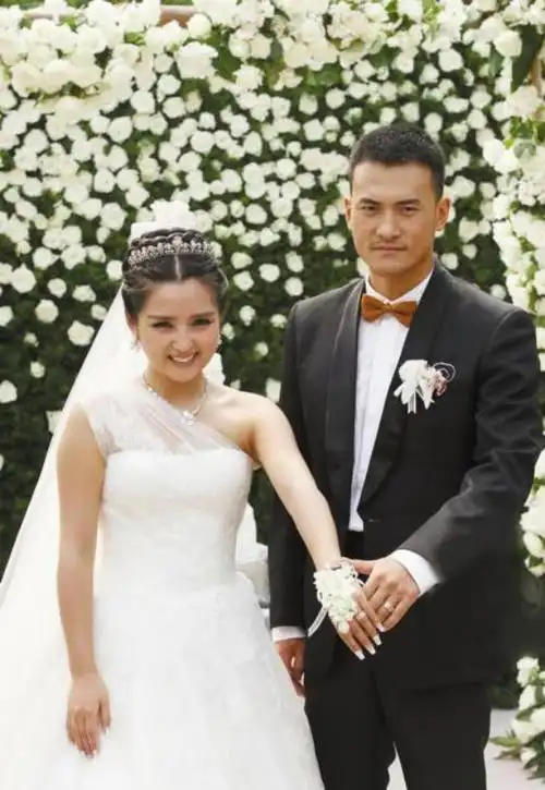 分手13年的何洁释小龙,一个生了三宝上《浪姐》,一个默默隐婚