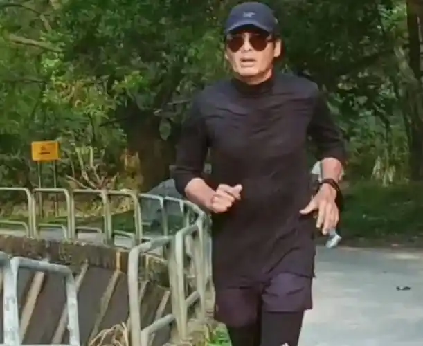 现状:李连杰迟暮,星爷拍短剧,成龙彩排,刘德华小伙子_大哥_周润发