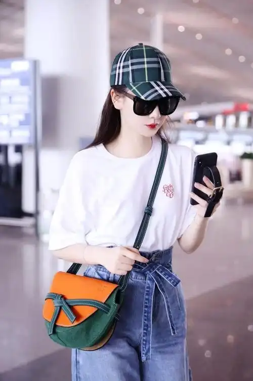 看了无数当红女明星们的穿搭照后才发现最受她们喜爱的t恤原来都长