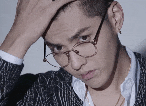 吴亦凡#lv插画印花look现身巴黎街头,扎中分马尾,帅得太高调