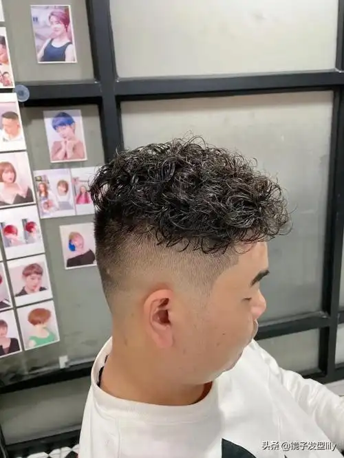 这两年男士烫发也是越来越流行,特别是这种周边推短,头顶保留一块烫卷