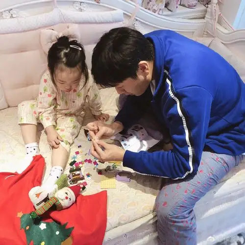 伊能静晒儿子和女儿合照兄妹俩画面好甜米粒亲吻着哥哥的脸颊