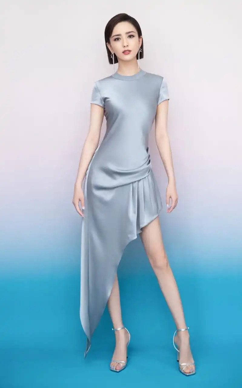 纤瘦的女明星佟丽娅自信秀精致脚脚丫