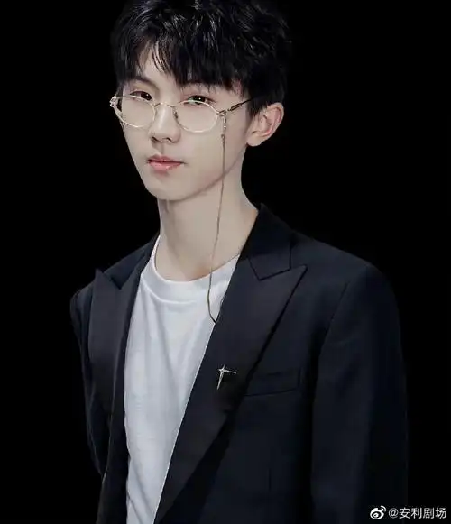 马嘉祺戴眼镜好帅##马嘉祺可以把眼镜焊在脸上吗