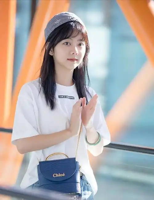 谭松韵,与其他娱乐圈中众多"装嫩"女明星不同,天生拥有娃娃脸,仿佛中