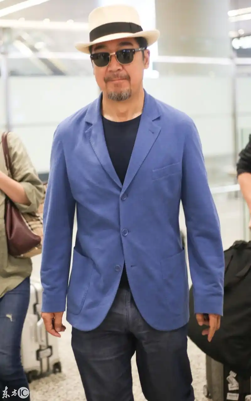 2018年5月23日,大明星张国立现身上海机场.蓝色西服,黑眼镜,礼帽.