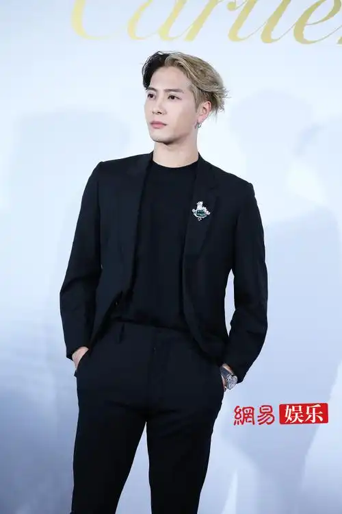 王嘉尔黑金双拼发色