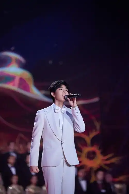 王俊凯白西服套装#王俊凯百花迎春造型图帅气的白马王子闪现眼前怂!