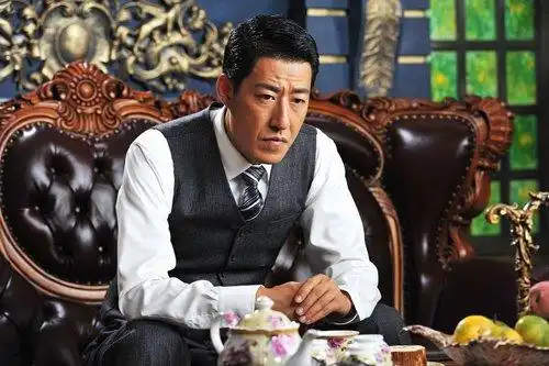 日前,刚刚结束首部自导自演抗战题材电视剧《烈火》拍摄的于震又回到