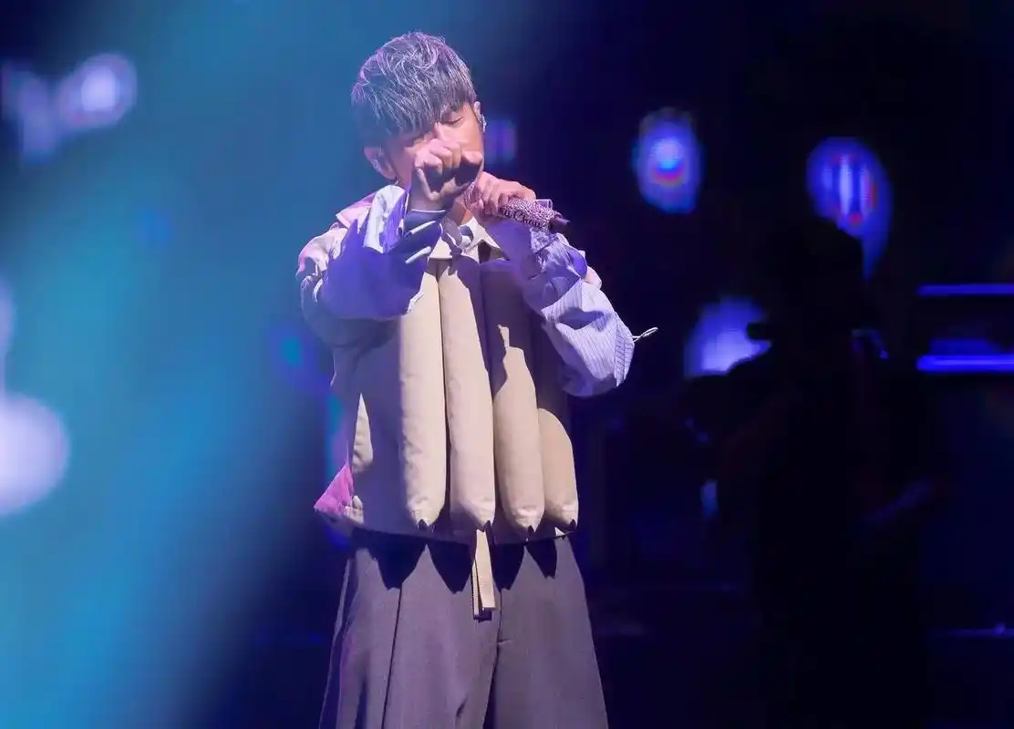 周杰伦ins更新.发最新照片配文:唉呦 晚上好像有嘉宾哦大家 - 抖音