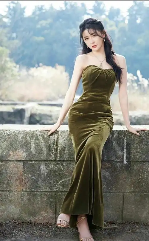 明星写真:蔡卓宜绿色抹胸晚礼长裙华丽艺术照,身材曼妙气质优雅