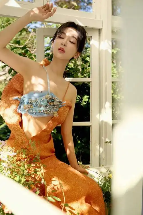 杨紫31岁生日写真化身花房精灵 穿橘色长裙小蛮腰吸睛