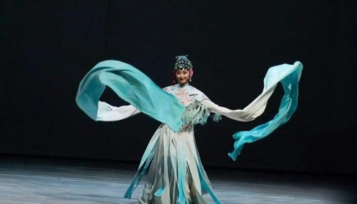 04年,王亚彬在电影《十面埋伏》中扮演章子怡的舞蹈替身,正式进入影视