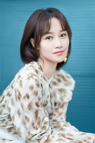 蓝盈莹穿复古衬衫搭配半身裙诠释简约温柔风