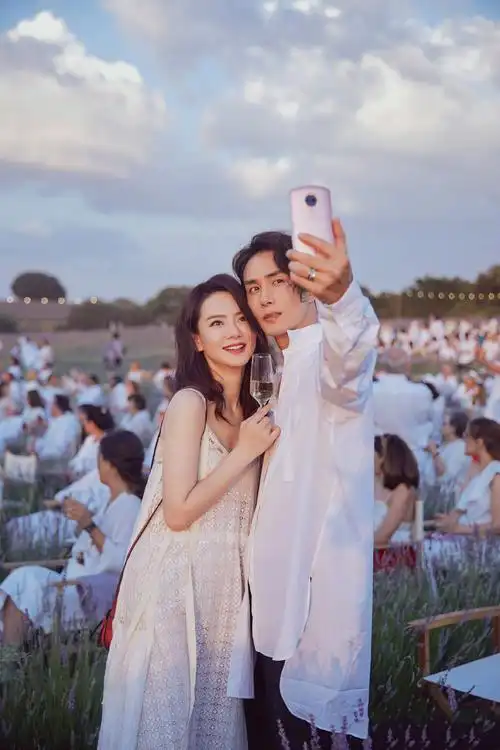 七夕未到狂撒狗粮!戚薇李承铉出席薰衣草音乐节,画面温馨爱意浓