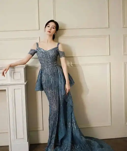 这条长裙的设计简洁大方,凸显了刘诗诗端庄,优雅,俏皮的个性.