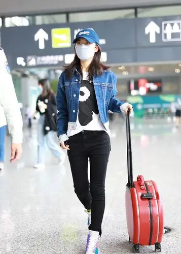 赵今麦街拍:marimekko花朵t铅笔裤nike鸳鸯鞋青春少女