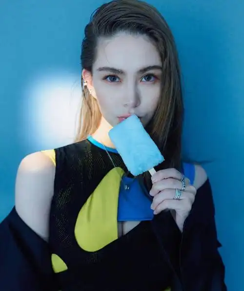 昆凌个人简历详解(近期高调复出!穿破洞衣秀事业线) | we生活