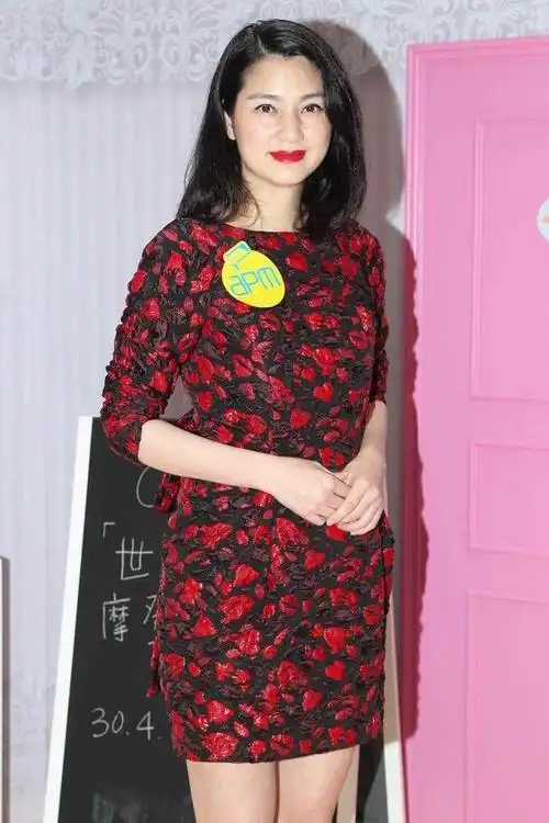 年近半百的洪欣穿超短印花短裙,大胆又前卫,但皮肤老态明显!
