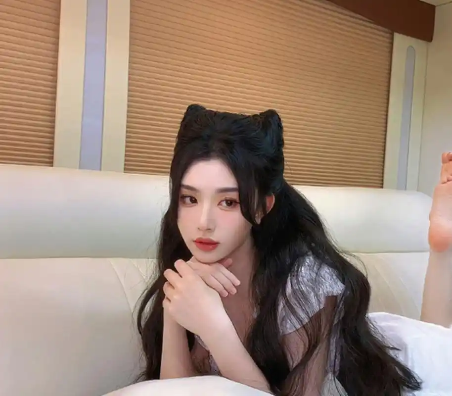 孔雪儿猫猫头发型太可爱了!她的卷发和刘海让她看起来更加甜美和可爱.