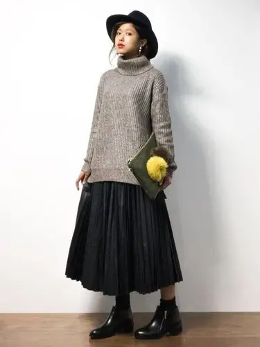 长版上衣×百褶裙白色与驼色搭配也超好看,驼色可说是今年秋冬的代表