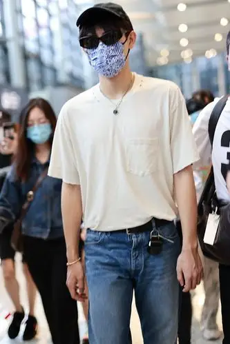 组图:陈飞宇穿白t戴棒球帽亮相机场 获大批粉丝包围狂拍