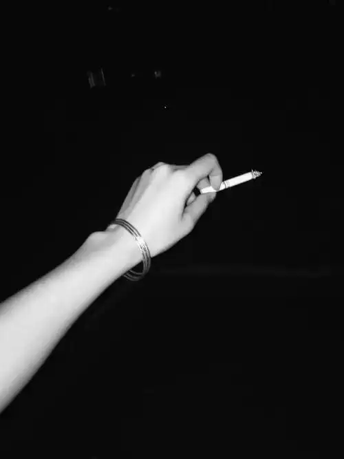 喜欢一个人待在一个安静的地方,点上一支烟,脑袋放空,抽完了继续面对