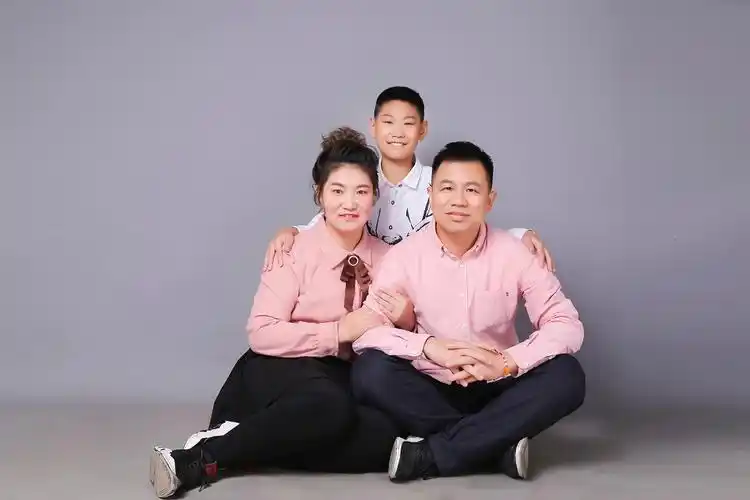 苏景贤三口之家合照现代风写真